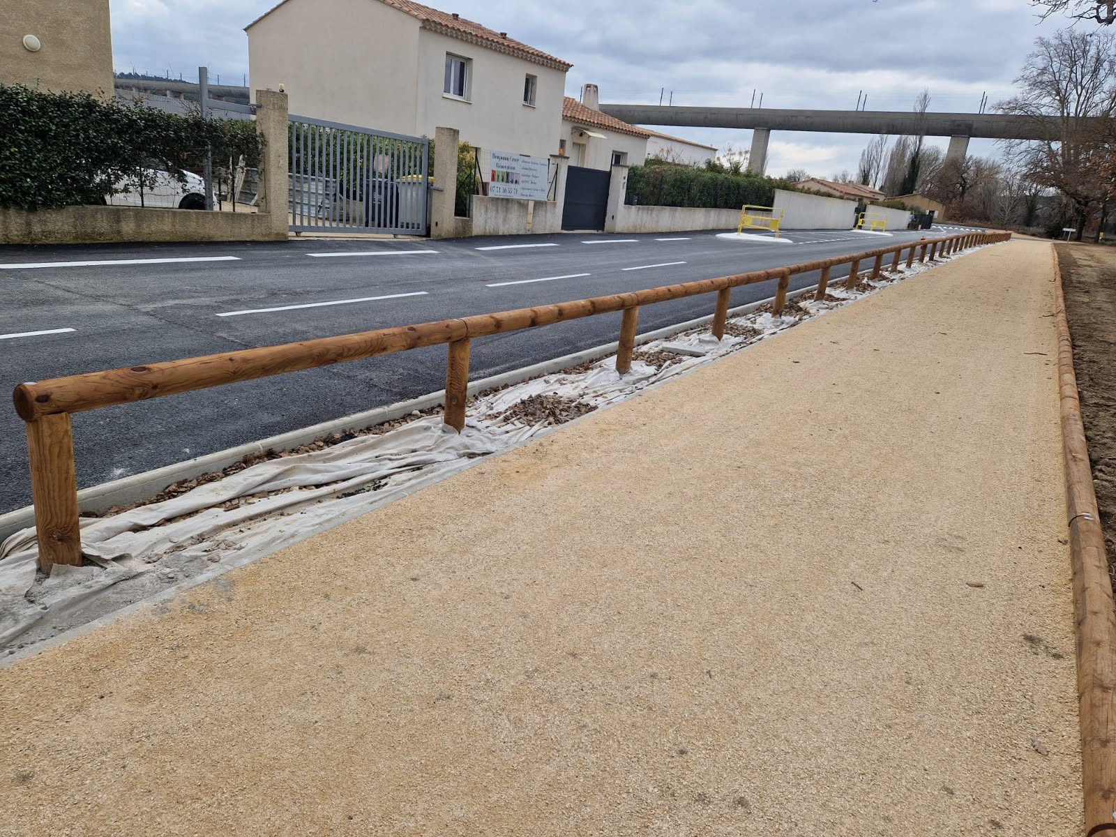 Mise en place de clôtures en PVC adaptées aux jardins résidentiels et zones urbaines par une équipe spécialisée Aix-en-Provence et le pays d'Aix