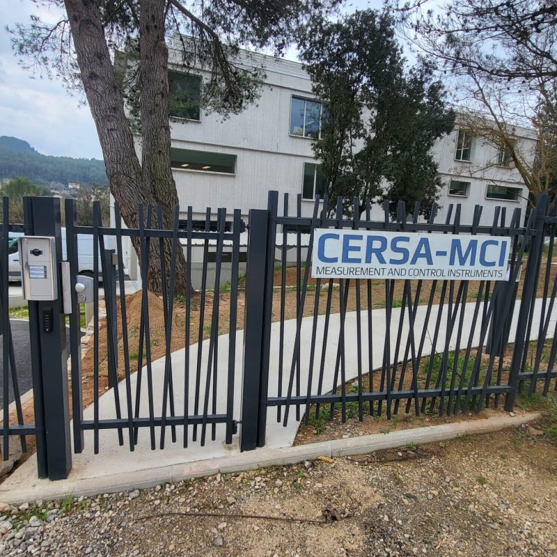 Pose de portail coulissant automatisé en acier pour entreprise à Gardanne