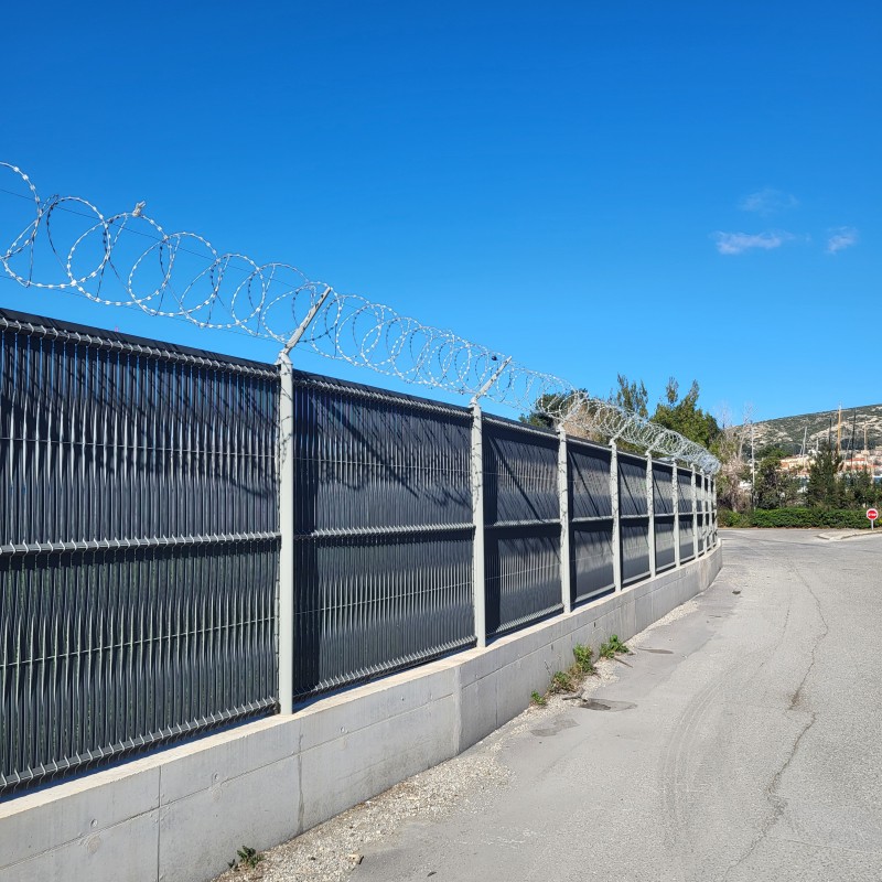 Pose cloture en panneaux rigide avec brise vue , bavolets et concertina pour le GIGN de Marseille 