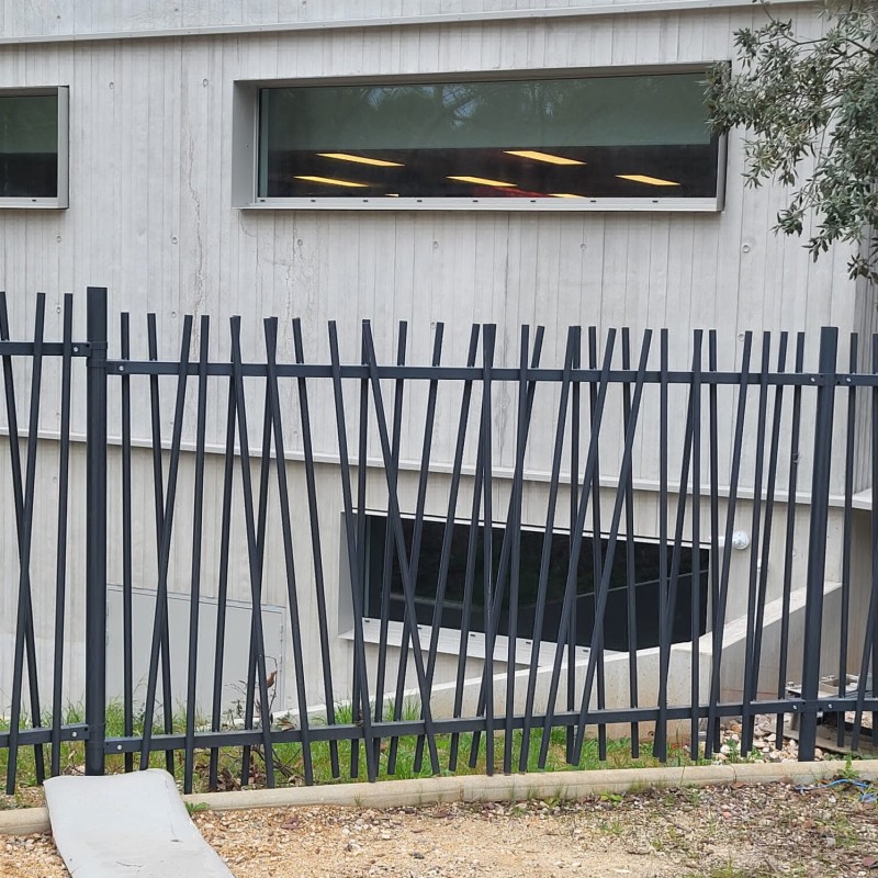 Pose d'une clôture en barreaudage de type NATURE coloris gris pour une entreprise à Gardanne