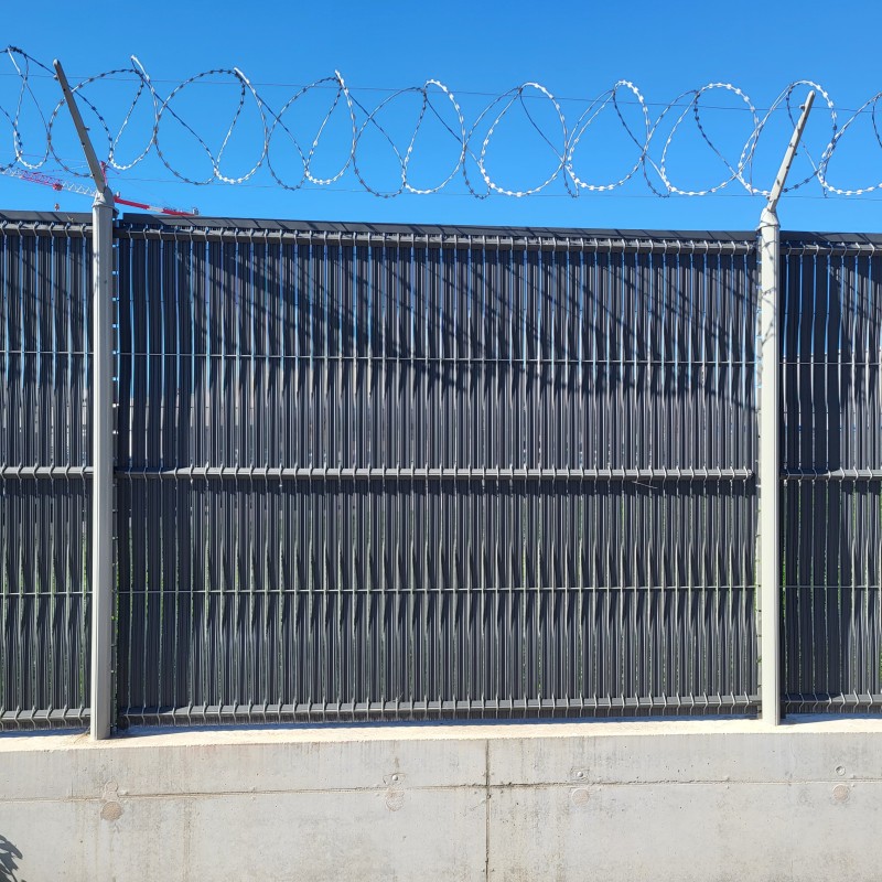 Pose cloture en panneaux rigide avec brise vue , bavolets et concertina pour le GIGN de Marseille 