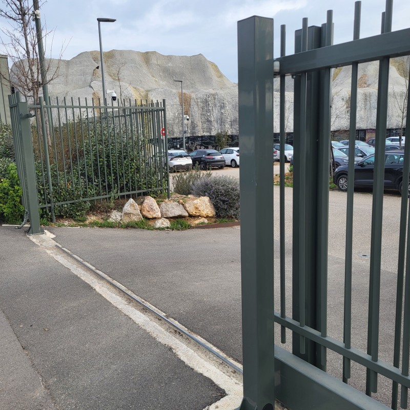 Pose d'une clôture et d'un portail VOYAGE PRIVÉ Aix en Provence