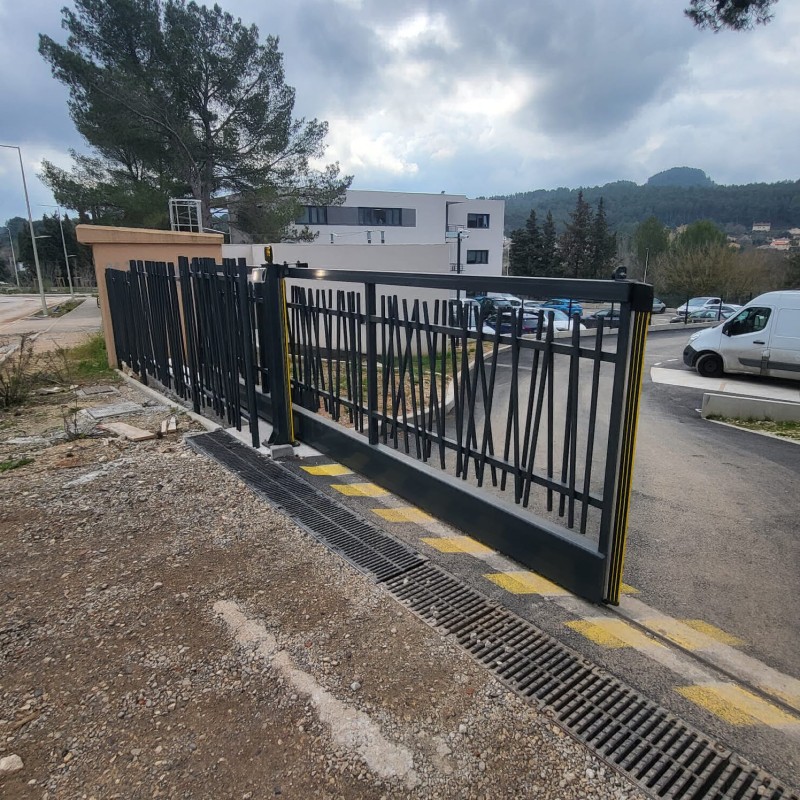 Pose de portail coulissant automatisé en acier pour entreprise à Gardanne