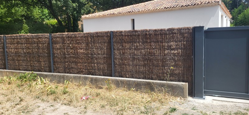 Pose d un portail coulissant en tôle pleine avec découpe OLIVIERS sur la commune de Puyricard 