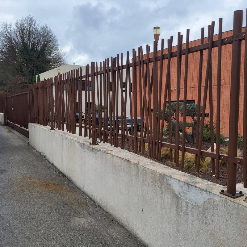 Installation Clôtures barreaudage et portail à l école IBS à Luynes