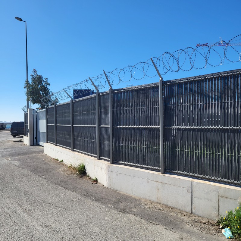 Pose cloture en panneaux rigide avec brise vue , bavolets et concertina pour le GIGN de Marseille 