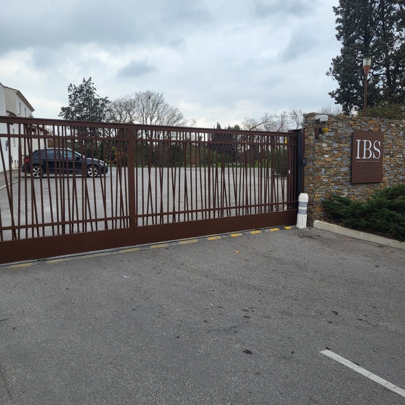 Installation Clôtures barreaudage et portail à l école IBS à Luynes