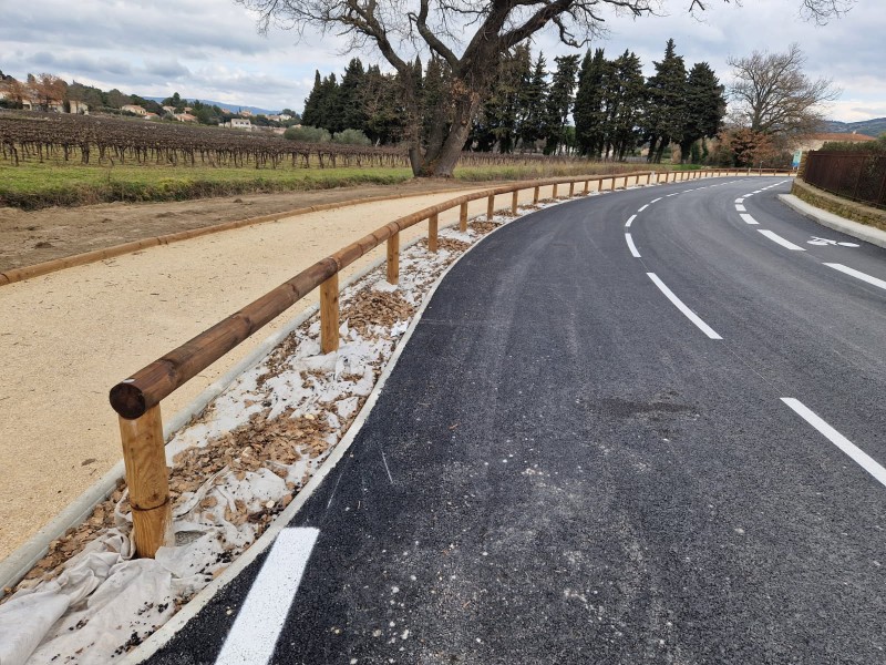 Installation d'une barrière en bois type glissière CYCLO sur Cazan proche d'Aix-en-Provence