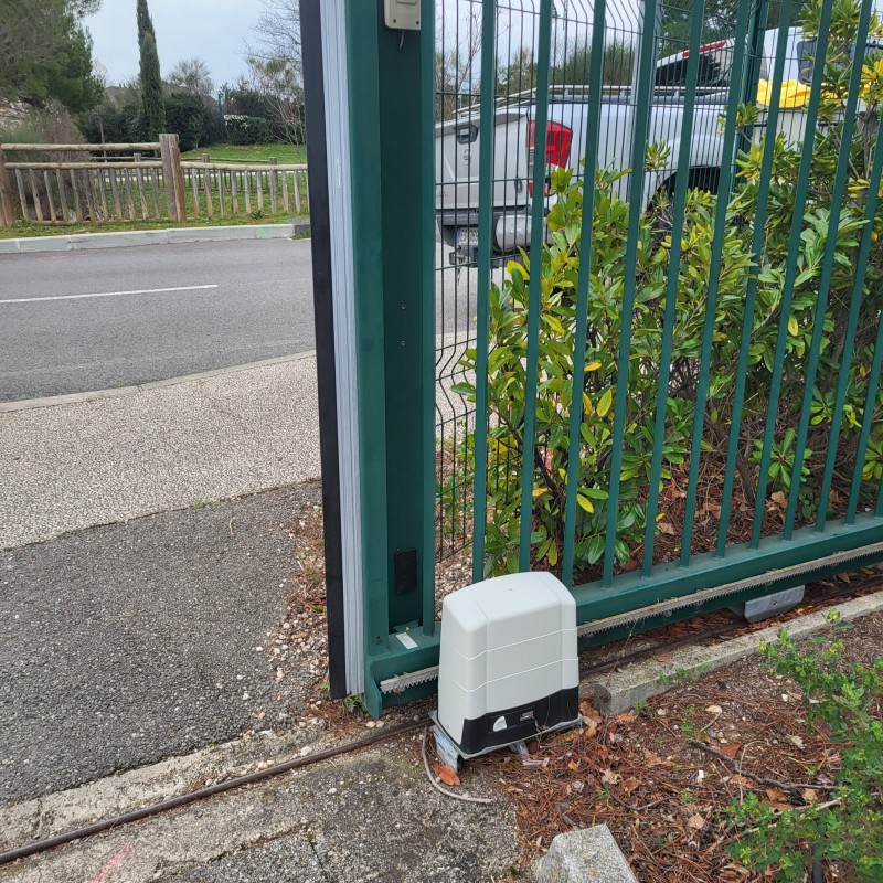 pose de barrières levantes automatique et de portail coulissant automatisé pour un parking sur la commune d Aix-en-Provence. 