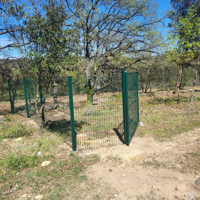  la société ABC CLOTURES a réalisé la pose de clotures en panneaux rigides et de portails sur la commune de Jouques.