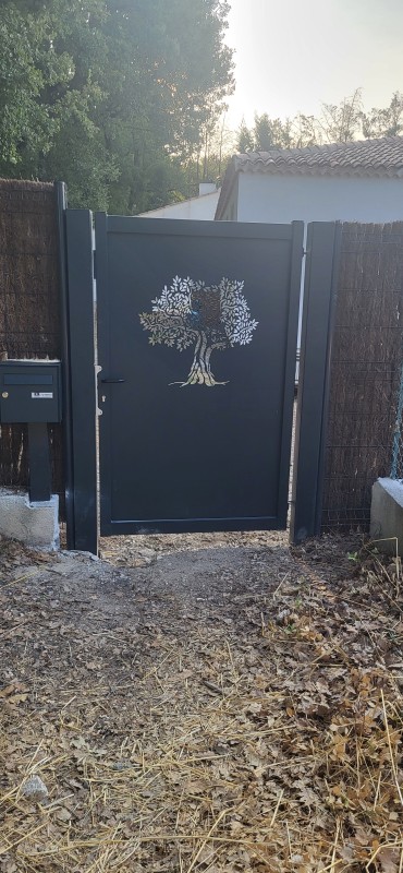 Pose d un portail coulissant en tôle pleine avec découpe OLIVIERS sur la commune de Puyricard 