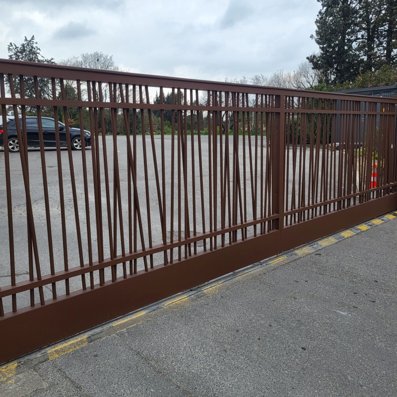 Installation Clôtures barreaudage et portail à l école IBS à Luynes