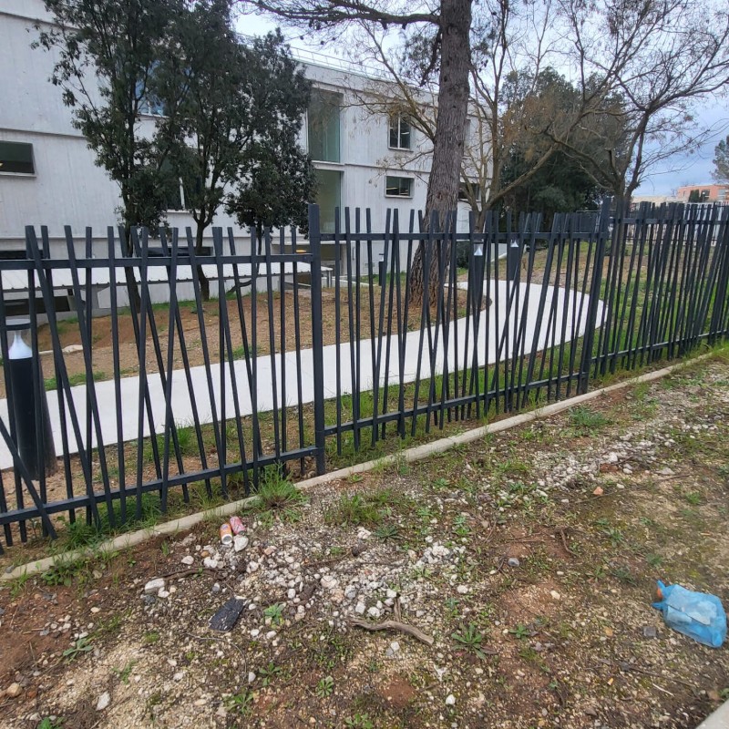 Pose d'une clôture en barreaudage de type NATURE coloris gris pour une entreprise à Gardanne