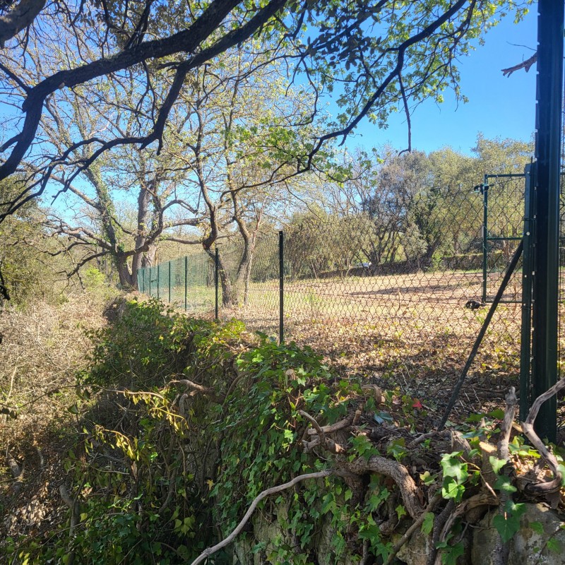  la société ABC CLOTURES a réalisé la pose de clotures en panneaux rigides et de portails sur la commune de Jouques.