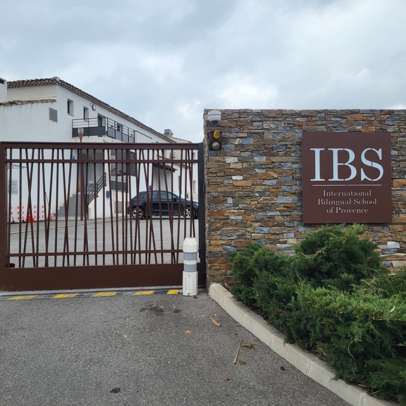 Installation Clôtures barreaudage et portail à l école IBS à Luynes