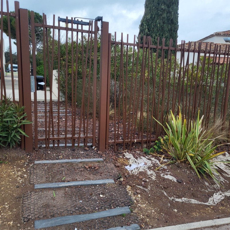 Installation Clôtures barreaudage et portail à l école IBS à Luynes