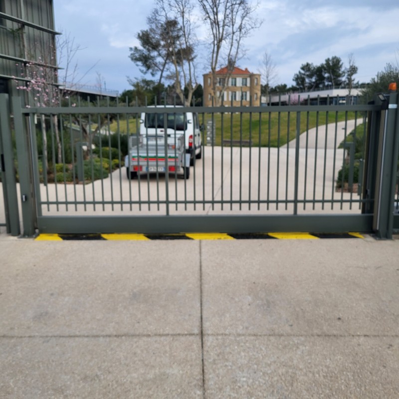 Pose d'une clôture et d'un portail VOYAGE PRIVÉ Aix en Provence