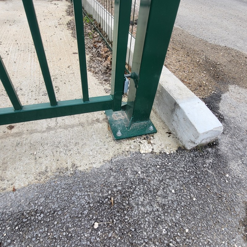 Pose de portail pivotant à 2 vantaux sur la commune de Puyricard 