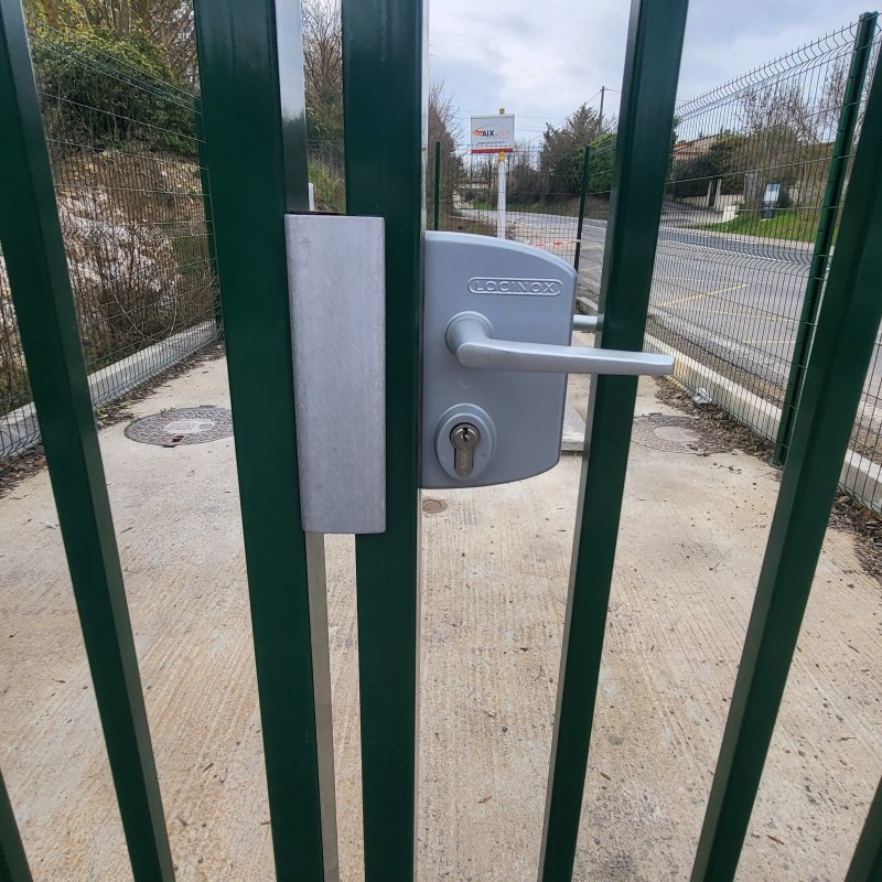 Pose de portail pivotant à 2 vantaux sur la commune de Puyricard 