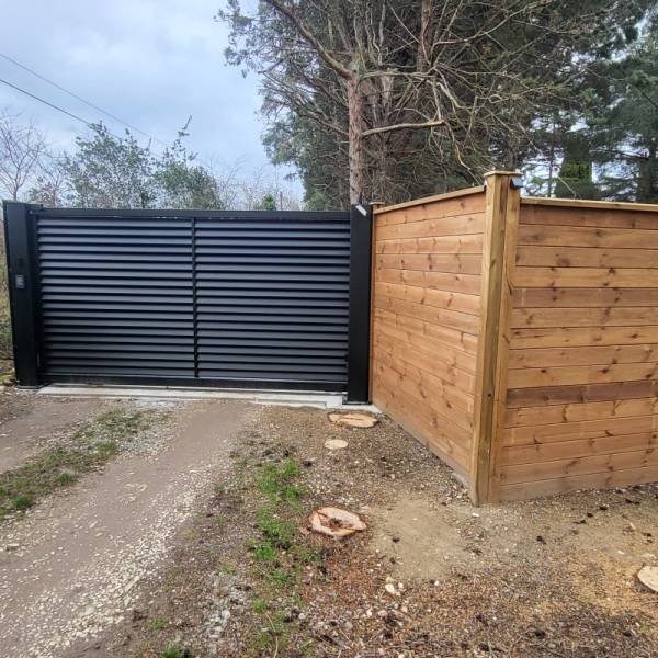 Pose d un portail coulissant à persienne par la société ABC CLOTURES